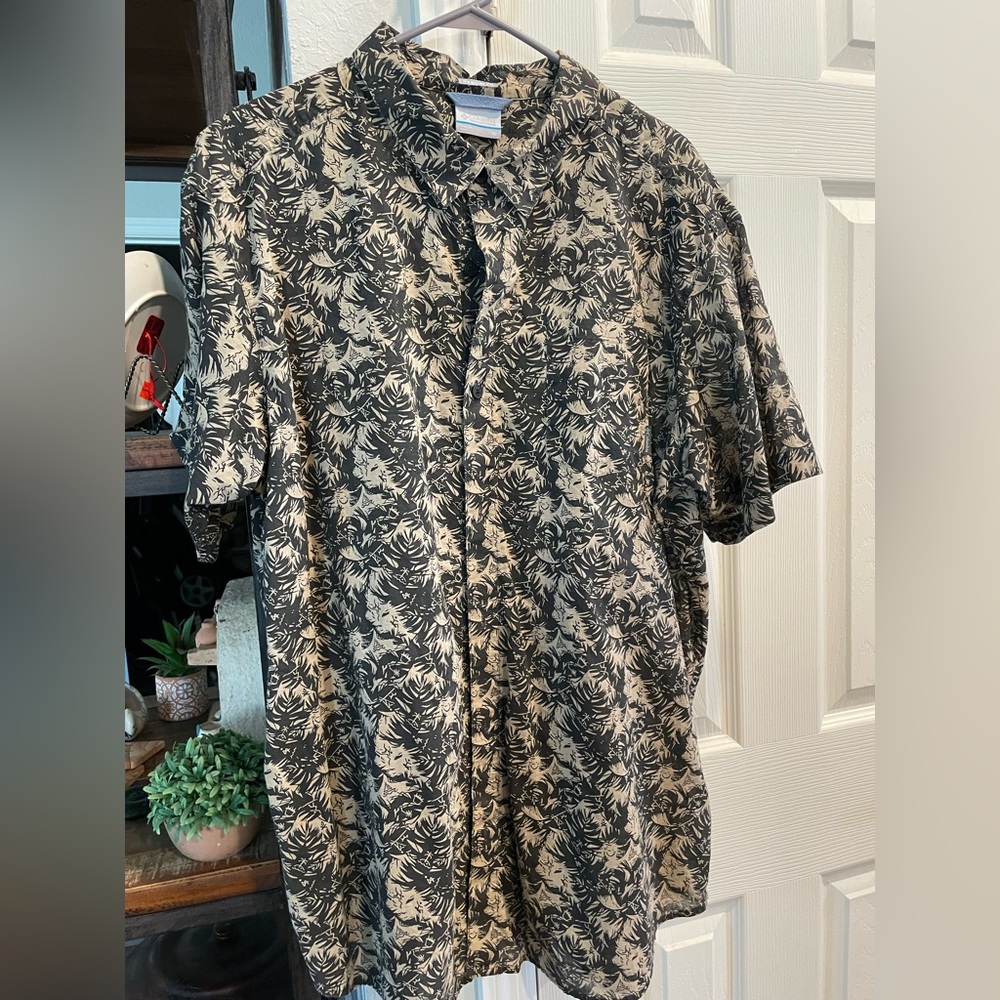 Columbia Men’s regular fit button up beige black tropical Hawaiian pocket shirt